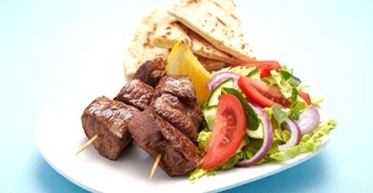 Кебаб из ягненка с салатом в греческом стиле