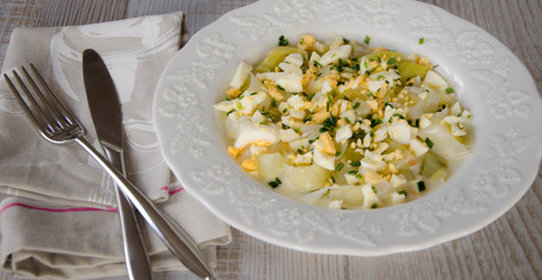 Теплый салат из лука-порей с яйцом