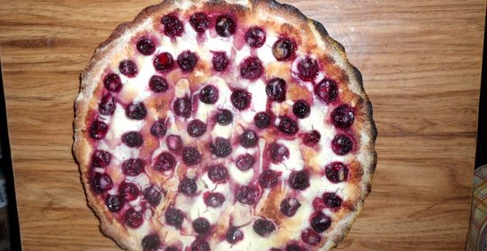 Пирог песочный с вишней и сметанной заливкой