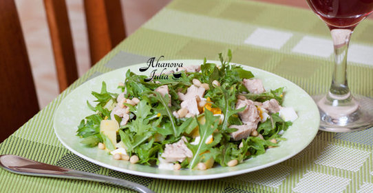 Салат с рукколой и печенью трески