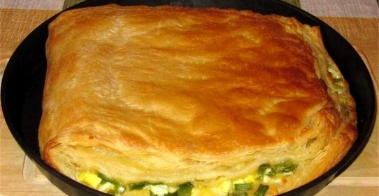 Слоеный пирог с сыром и яйцом