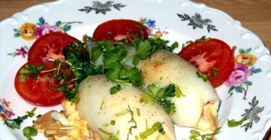 Кальмар, фаршированный грибами и яйцом