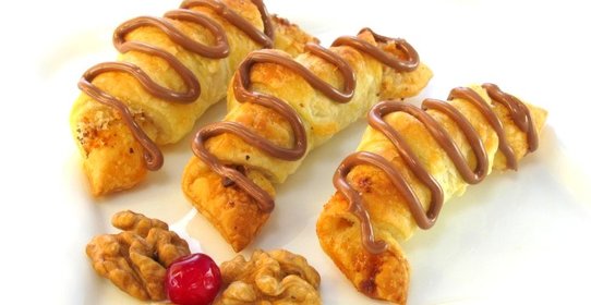 Слоеные рогалики с орехами