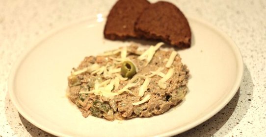 Салат с вареной печенью и солеными огурцами