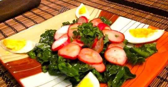 Салат из шпината и редиски