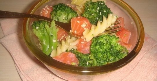 Теплый салат из макарон, малосольной форели и брокколи