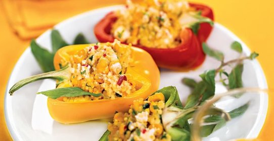 Перцы, фаршированные пшеном, кукурузой и фетой