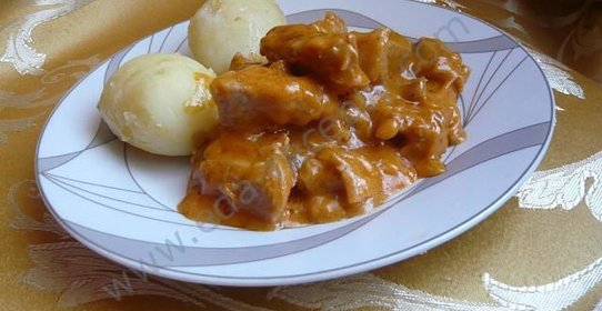 Гуляш из свинины со сметаной