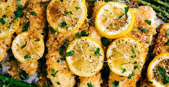 Курица в панировочных сухарях с лимоном и спаржей