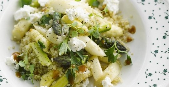 Салат с киноа, спаржей и сыром фета