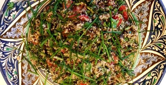 Салат из киноа с зеленью и миксом из семечек