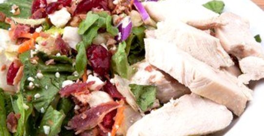 Теплый салат с курицей и грибами