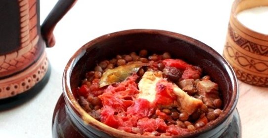 Чечевица с мясом в горшочке