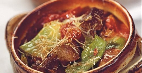 Свинина с овощами в горшочках