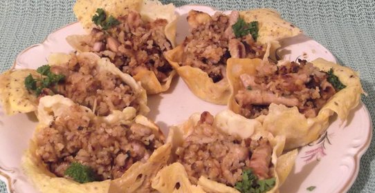 Рис с мясом в сырной тарелочке