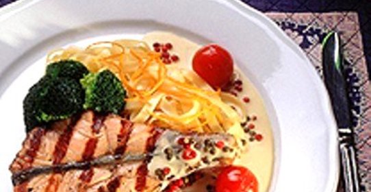 Норвежская семга на гриле с пастой тальятелли