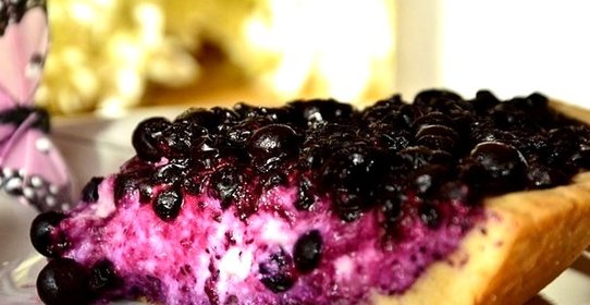 Пирог с творогом и ягодами