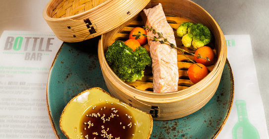 Лосось на пару с брокколи и тимьяном