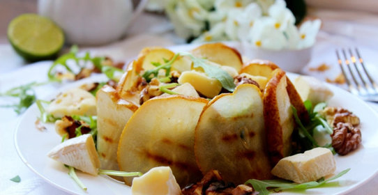 Салат с грушей и сыром камамбер