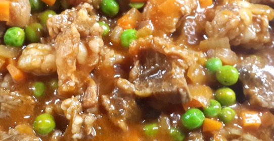 Гуляш из индейки с зеленым горошком