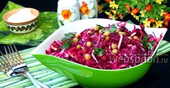 Салат с говядиной, свёклой, капустой и зелёным горошком
