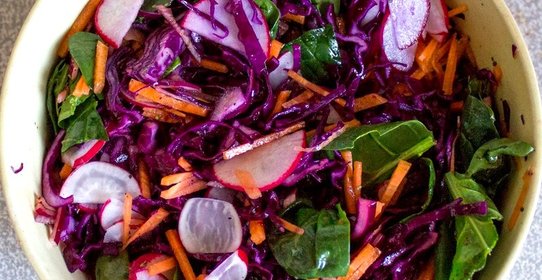 Осенний салат из капусты, редиса, моркови и шпината