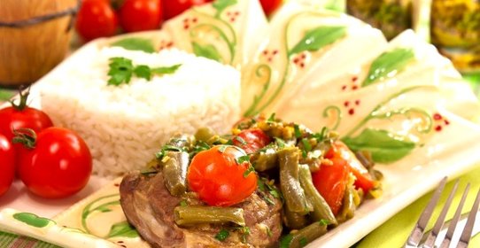 Баранина, тушенная со стручковой фасолью и помидорами