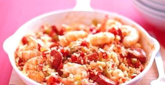 Креветки с рисом, сосисками и помидорами