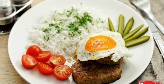 Бифштекс с яйцом и рисом