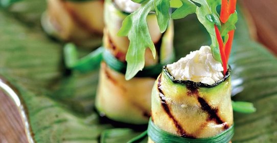 Рулетики из цукини со свежим сыром и руколой