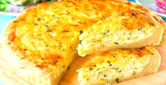 Открытый пирог с луком, яйцо и сыром