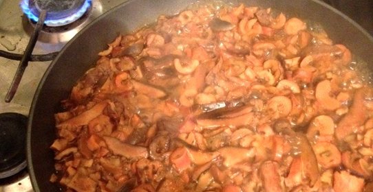 Рыжики, жареные со сметаной