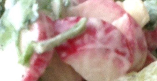 Салат из редиса с огурцами и сметаной