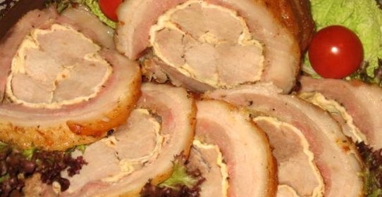 Мясной рулет, фаршированный омлетом