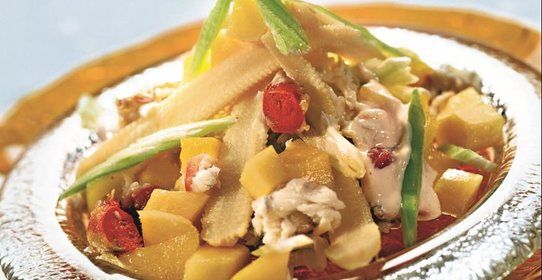 Крабовый салат с манго