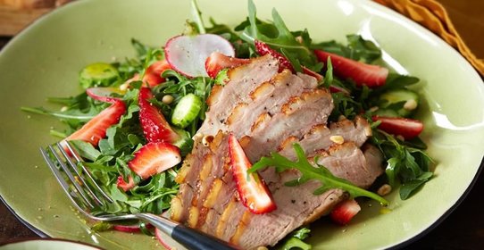 Салат из рукколы с утиной грудкой и клубникой