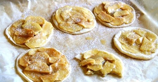 Яблочные мини пироги с бананом и карамелью