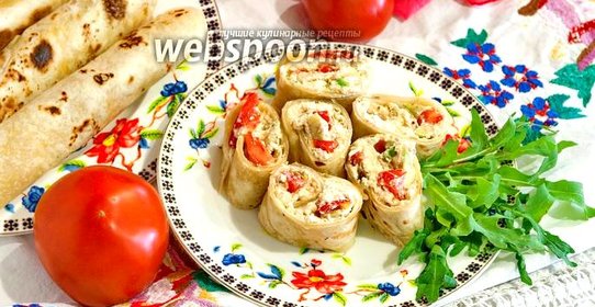 Рулет из лаваша с козьим творогом и авокадо