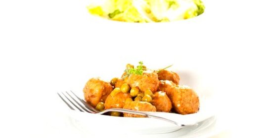 Куриные котлетки в винном соусе с грибами и горошком