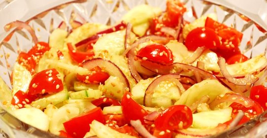 Салат с овощами и кунжутом