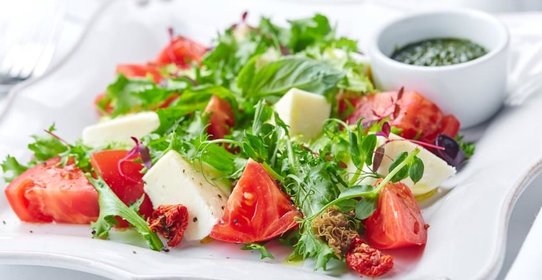 Салат с моцареллой и рукколой