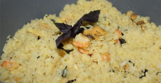 Быстрый плов с морепродуктами и базиликом