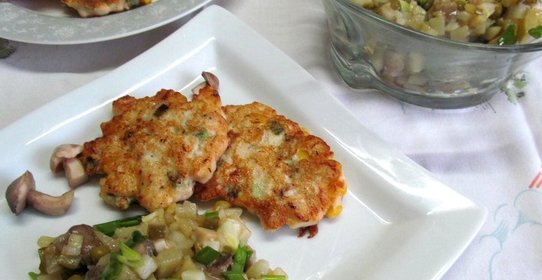 Куриные котлеты с салатом из маринованных грибов