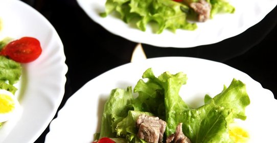 Салат с говядиной, помидорами и яйцом