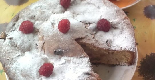 Шарлотка обыкновенная с яблоками