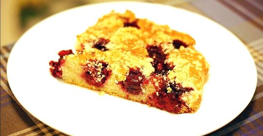 Сметанный пирог с вишней и миндалем