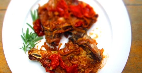 Свиные отбивные с чатни из яблок