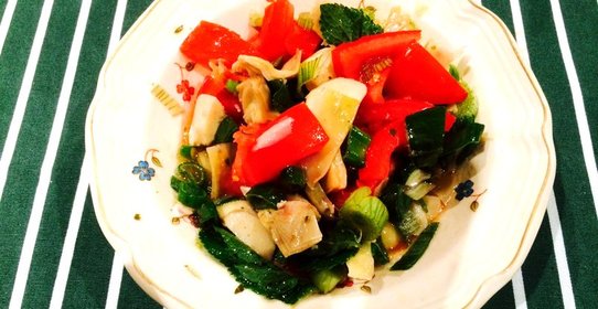 Быстрый салат из маринованных артишоков