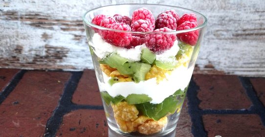 Десерт с киви и малиной