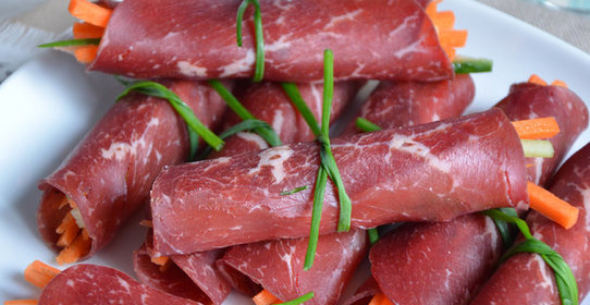 Рулетики из копченой говядины с овощами